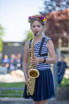 Philine spielt vor dem Kindergarten Rinnenweg mit ihrem Saxophon.