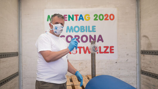 Michael Roth hat in seinem Lkw die erste mobile Corona Wurstwalze gebaut Michael Roth hat in seinem Lkw die erste mobile Corona Wurstwalze gebaut
