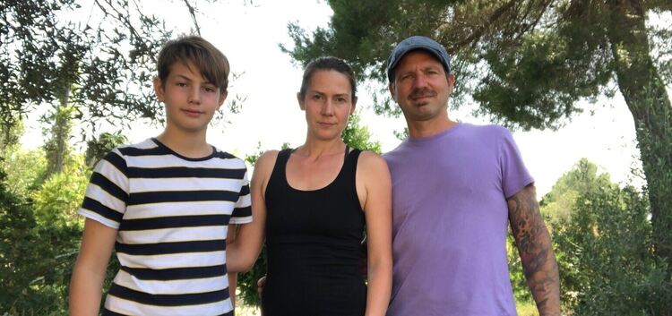 Mareen de Beyer mit Mann Tom und Sohn Liam: Ihre Finca bei Llucmajor auf Mallorca haben sie sieben Wochen lang nur zum Einkaufen