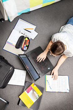 Nicht alle Schüler haben in Corona-Zeiten ausreichend Platz oder gar einen Laptop für den digitalen Unterricht. Foto: Jean-Luc J
