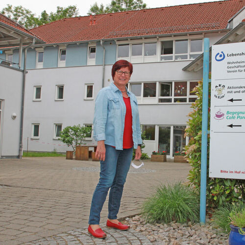 Die Vorstandsvorsitzende Bärbel Kehl-Maurer steht vor dem Wohnheim der Lebenshilfe Kirchheim in der Saarstraße. Foto: Julia Neme