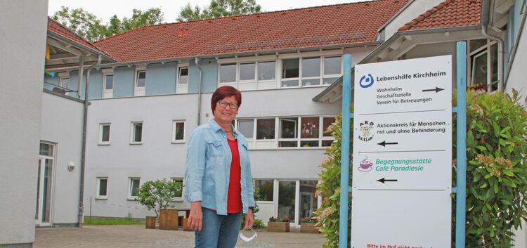 Die Vorstandsvorsitzende Bärbel Kehl-Maurer steht vor dem Wohnheim der Lebenshilfe Kirchheim in der Saarstraße. Foto: Julia Neme