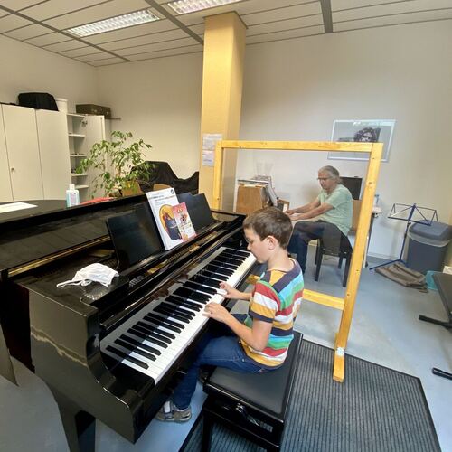 Merlin Rothmund und sein Klavierlehrer Edgar Müller-Lechermann freuen sich, dass sie wieder zusammen live üben können. Foto: pr