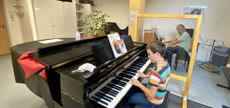 Merlin Rothmund und sein Klavierlehrer Edgar Müller-Lechermann freuen sich, dass sie wieder zusammen live üben können. Foto: pr