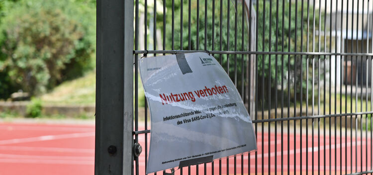 Nutzung verboten: Auf Freiplätzen wir hier an der Kirchheimer Alleenschule darf bis Ende der Pfingsferien kein Basketballtrainin