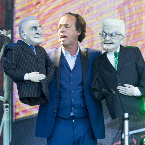 Christoph Sonntag lässt die Landespolitiker-Puppen tanzen. Foto: Peter Dietrich
