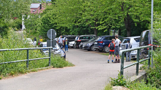 Ausflugsmagnet Zipfelbachschlucht: An Wochenenden und Feiertagen platzt der Wanderparkplatz oft aus allen Nähten. Manche Ausflüg