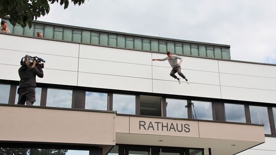Parkour-Profi Marvin Mitterhuber verlässt das Notzinger Rathaus auf ungewöhnliche Weise: Der 26-jährige springt im Rahmen der SW