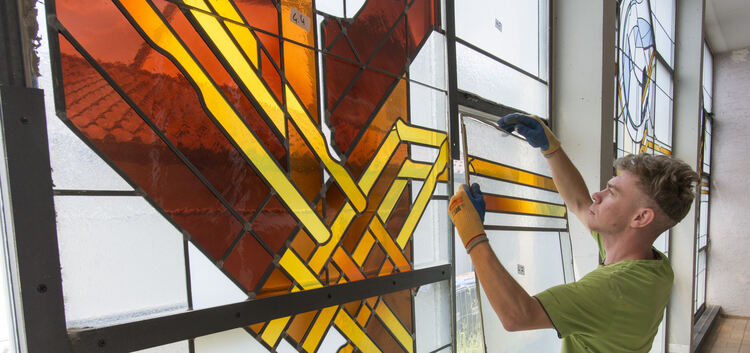 Kevin Gaub baut in der Wendlinger Johanneskirche die Kirchenfenster aus. Sie werden in der Turnhalle in Unterboihingen zwischeng