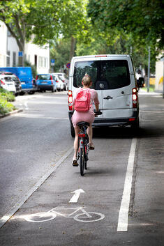 Das Halten oder Parken auf dem Radweg kann nicht nur teuer werden, es droht auch ein einmonatiges Fahrverbot. Foto: Jean-Luc Jac