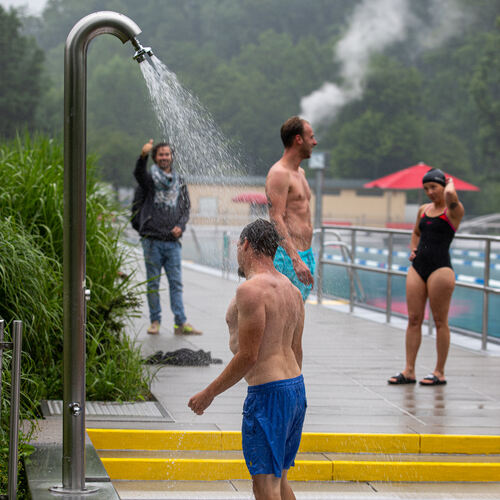 Vereinssportler dürfen schon diese Woche das Freibad benutzen - und die kalte Dusche genießen. Derweil wird im anderen Becken no