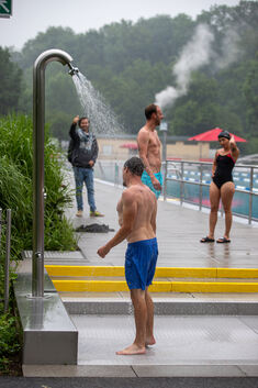 Vereinssportler dürfen schon diese Woche das Freibad benutzen - und die kalte Dusche genießen. Derweil wird im anderen Becken no