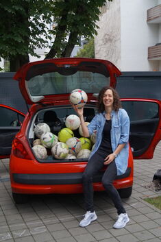 Je mehr desto besser: Luise Büchele sammelt Bälle für den guten Zweck. Foto: pr