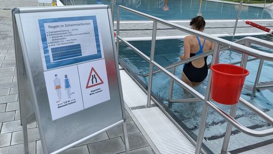 Am Eröffnungsmorgen haben sich angesichts des kühlen Wetters nur ein paar Stammgäste im Weilheimer Freibad eingefunden. Monika K Am Eröffnungsmorgen haben sich angesichts des kühlen Wetters nur ein paar Stammgäste im Weilheimer Freibad eingefunden. Monika K