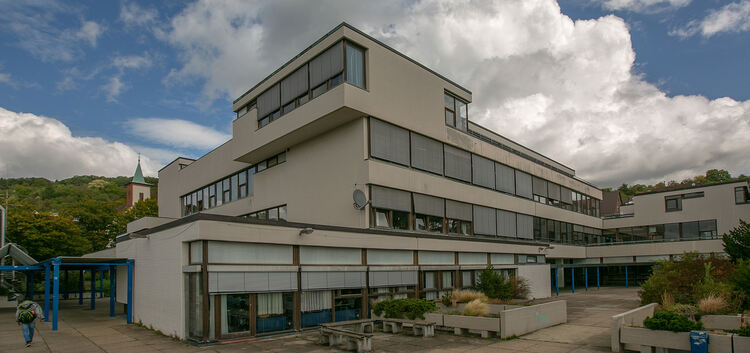 Der Betonbau des Gymnasiums Plochingen ist in die Jahre gekommen.Foto: Roberto Bulgrin
