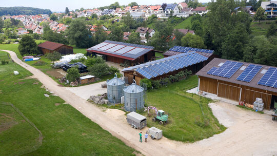 Die Aquakultur-Anlage soll auf der Fläche hinter den bestehenden Gebäuden gebaut worden und damit in Nähe zur Wohnbebauung. Foto
