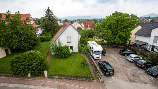 Dieses Haus an der Blumenstraße soll weichen. Anschließend will die Gemeinde einen Teil des Grundstücks als Bauland veräußern. F Dieses Haus an der Blumenstraße soll weichen. Anschließend will die Gemeinde einen Teil des Grundstücks als Bauland veräußern. F