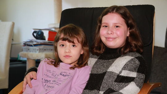 Vanessa Rubcic kuschelt gern mit ihrer kleinen Schwester, die an frühkindlichem Autismus leidet, bringt sie fast jeden Abend ins Vanessa Rubcic kuschelt gern mit ihrer kleinen Schwester, die an frühkindlichem Autismus leidet, bringt sie fast jeden Abend ins