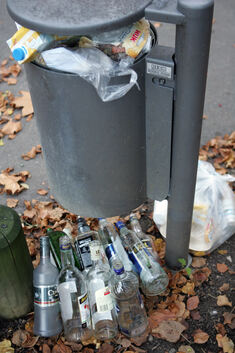 Müll, Party, Vandalismus, Alkohol, Exzesse - Mülleimer hinter Martinskirche
