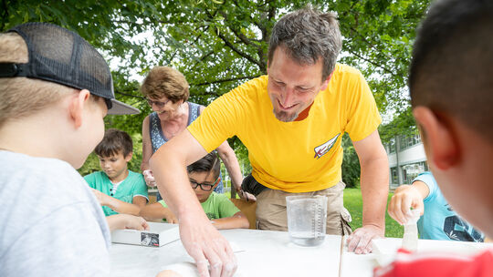 Letztes Jahr wurde beim Ferienprogramm auf dem Rambouillet-Platz mit den Kinder gegipst. Was dieses Jahr angeboten wird, ist noc Letztes Jahr wurde beim Ferienprogramm auf dem Rambouillet-Platz mit den Kinder gegipst. Was dieses Jahr angeboten wird, ist noc