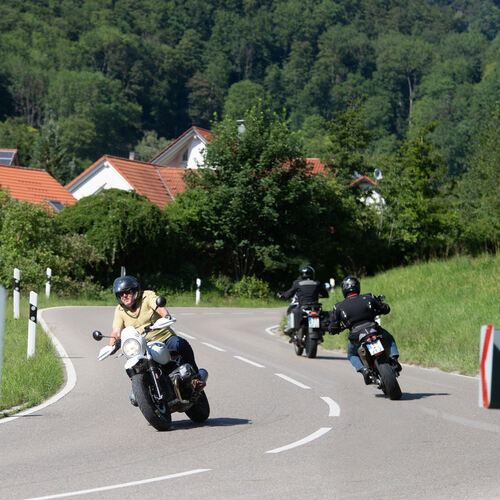 Bei Kaiserwetter zieht das Lenninger Tal Motorradfahrer in Scharen an. Attraktiv sind für sie kurvenreiche Strecken wie hier vor