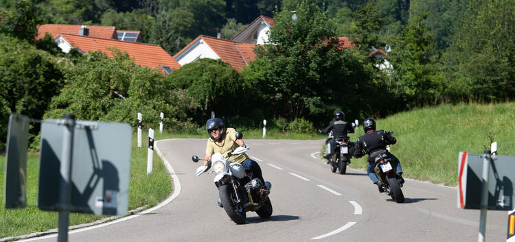 Bei Kaiserwetter zieht das Lenninger Tal Motorradfahrer in Scharen an. Attraktiv sind für sie kurvenreiche Strecken wie hier vor