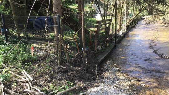 Ein Zaun ums Grundstück ist nicht immer zulässig. Gerade am Ufer eines Bachs können Zäune bei Hochwasser noch zusätzlich verheer