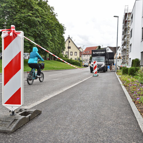 Der Gehweg in der Alleenstraße kann während der Arbeiten benutzt werden. Foto: Markus Brändli