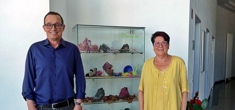 Firmenchef Stefan Prem und seine langjährige Mitarbeiterin Ursula Wagner, die mittlerweile im Ruhestand ist, sind stolz auf die