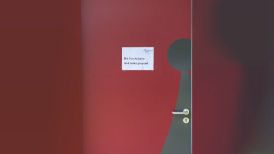 In Weilheim darf schon geduscht werden, in Kirchheim erst demnächst wieder. Foto: Carsten Riedl In Weilheim darf schon geduscht werden, in Kirchheim erst demnächst wieder. Foto: Carsten Riedl