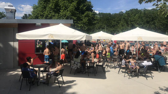 Warteschlangen wie hier am Kiosk in Vor-Corona-Zeiten sollen im Kirchheimer Freibad durch den Vorverkauf von Eintrittskarten ver Warteschlangen wie hier am Kiosk in Vor-Corona-Zeiten sollen im Kirchheimer Freibad durch den Vorverkauf von Eintrittskarten ver