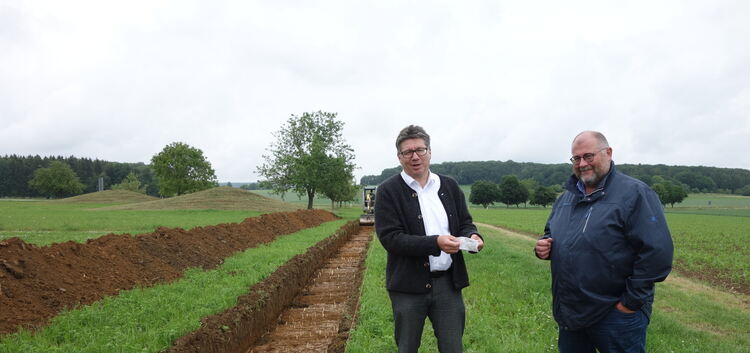 Die Bürgermeister Siegmund Ganser aus Hülben und Roland Deh aus Grabenstetten freuen sich über den Beginn der Bauarbeiten am neu