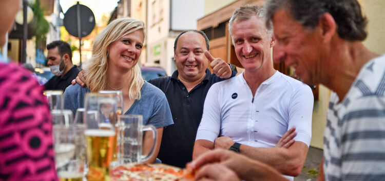Enzo von der Pizzeria Glocke feiert mit geladenen Gästen seinen 60. Geburtstag in der Dreikönigstraße.