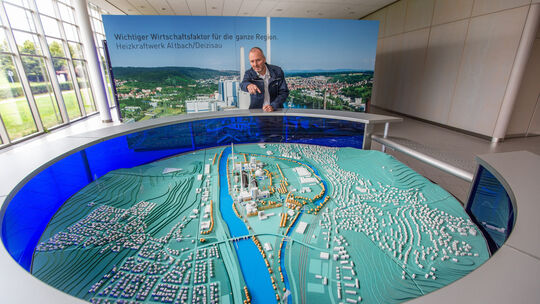 Der Betriebsleiter Wolfgang Sailer erklärt anhand des Reliefs im Informationszentrum, was im Kraftwerk wo geschieht - oder eben Der Betriebsleiter Wolfgang Sailer erklärt anhand des Reliefs im Informationszentrum, was im Kraftwerk wo geschieht - oder eben