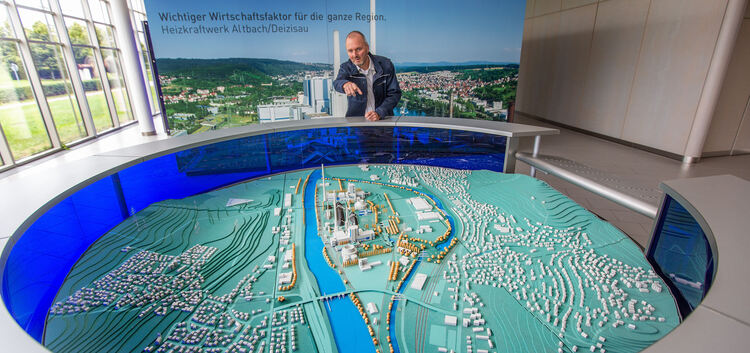 Der Betriebsleiter Wolfgang Sailer erklärt anhand des Reliefs im Informationszentrum, was im Kraftwerk wo geschieht - oder eben