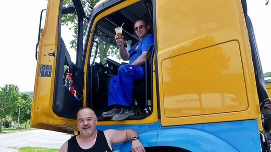 Die selbstständigen Trucker Janis und Georg (Bild oben) aus Esslingen fahren mittlerweile überschaubare Strecken, ausschließlich Die selbstständigen Trucker Janis und Georg (Bild oben) aus Esslingen fahren mittlerweile überschaubare Strecken, ausschließlich