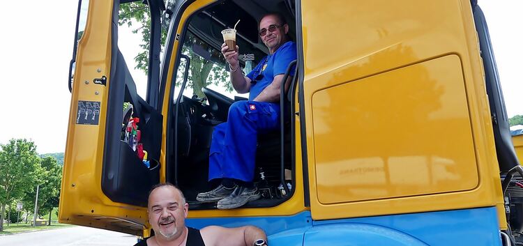 Die selbstständigen Trucker Janis und Georg (Bild oben) aus Esslingen fahren mittlerweile überschaubare Strecken, ausschließlich