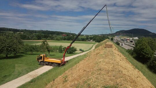 Die Strohballen auf den Damm hochgehievt hat ein geländegängiger Kranwagen. Foto: privat Die Strohballen auf den Damm hochgehievt hat ein geländegängiger Kranwagen. Foto: privat