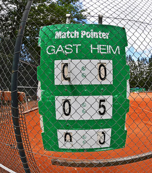 Verkürztes Programm, aber immerhin - auf den Tennisplätzen gibt es auch im Corona-Sommer spannende Duelle.Foto: Brändli
