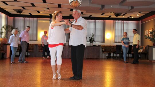 Nicole und Peter Winkle bringen ihren Schülern wieder live das Tanzen bei. Foto: Katja Eisenhardt