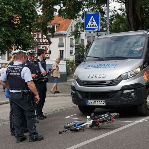 Mehrere Kinder sind auf einem Fussgaengerueberweg auf der Kirchheimer Alleenstrasse von einem Autotransporter angefahren worden.