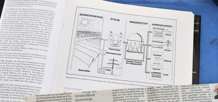 Willi Heidenreich (oben) zeigt das Buch mit der 33 Jahre alten Grafik, die er nun ganz ähnlich in der Zeitung entdeckt hat. Foto