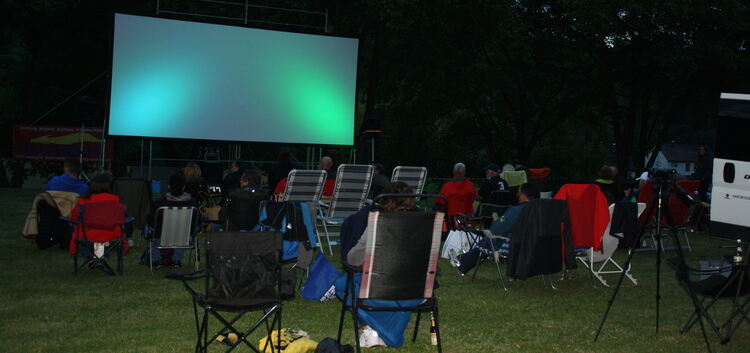 Warten auf den Film: Die Besucher des Open-Air-Kinos sind nicht nur mit eigenen Stühlen nach Unterlenningen gekommen, sondern te