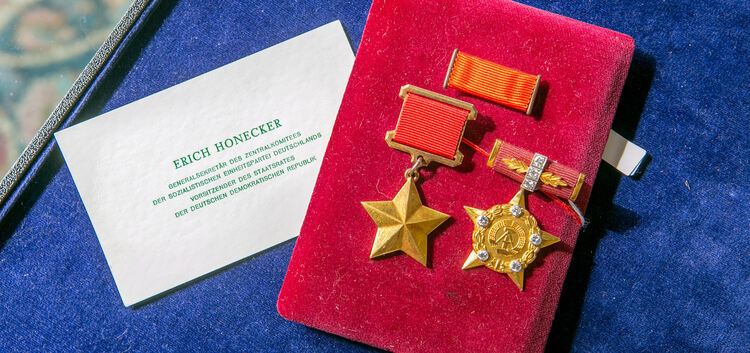 Für die an Honecker verliehenen Orden „Held der Sowjetunion“ und „Held der DDR“ hätten Sammler 94¿000 Euro gezahlt.Foto: Roberto