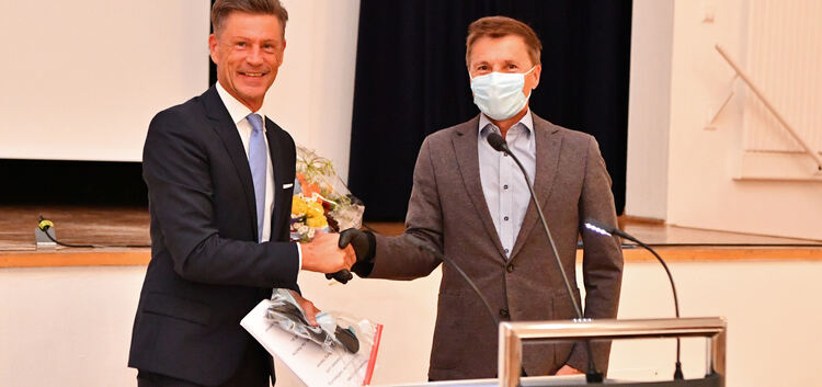 Andreas Hummel (rechts) gratuliert Dettingens Bürgermeister Rainer Haußmann zur Einführung in dessen vierte Amtszeit. Pandemiebe