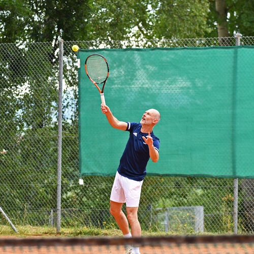 Vorteil Bader: Kirchheims OB macht auch beim Tennis eine gute Figur. Foto: Markus Brändli