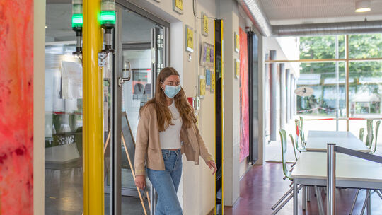 Die Mensa im Ludwig-Uhland-Gymnasium funktioniert reibungslos, weil Sensoren von Leuze die Gäste fehlerfrei zählen. Fotos: Cars