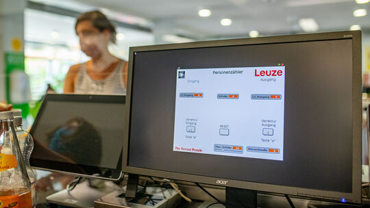 Ein Bildschirm zeigt immer aktuell die Belegung der Lugeria.