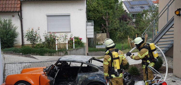 Zu einem Fahrzeugebrand kam es am Dienstagnachmittag in der Sulzgrieser Strasse im Esslinger Stadtteil Sulzgries. Ein Porsche br