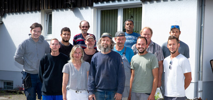 13 Beschäftigte hat das Baugeschäft von Friedrich Gamper (Mitte) heute. Dazu gehören auch seine Ehefrau und drei Söhne.Foto: Jea